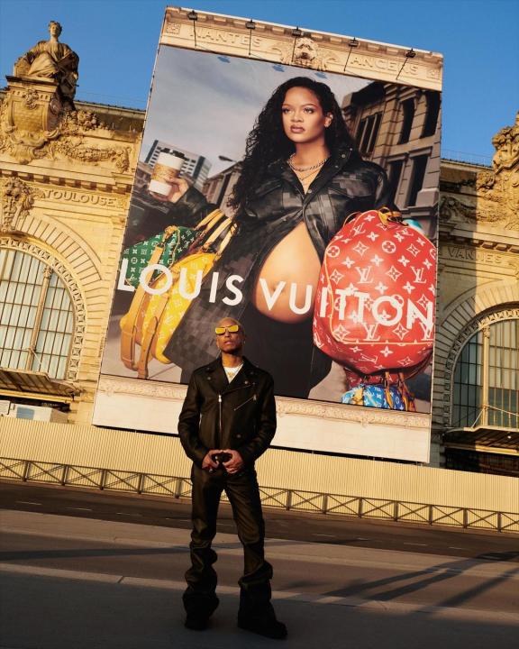 Image de Beauté/Mode. Le défilé Homme Printemps-Été 2024 a été accompagné d'une bande son conçue par Pharrell Williams. Le spectacle marquait les débuts du Directeur de la Création Homme et présentait une multitude de couleurs vives et de motifs captivants, mettant en valeur les symboles emblématiques de la Maison. Beyoncé s'est rendue à Paris le mardi 20 juin pour assister au très attendu premier défilé de Pharrell Williams pour Louis Vuitton, qui présentait sa collection printemps-été 2024. L'événement s'est déroulé sur le Pont Neuf, au cœur de Paris. Après une traversée en bateau sur la Seine, les invités ont pris place à quelques mètres du siège de la maison française. Au coucher du soleil, ils ont eu l'opportunité de découvrir les premières créations de Pharrell Williams, artiste pluridisciplinaire américain, pour la maison de maroquinerie française. Rihanna, également présente au premier rang avec son compagnon A$AP Rocky, avait déjà été mise en avant, et Pharrell Williams a une fois de plus créé un véritable moment de mode avec ce défilé spectaculaire. Beyoncé, qui était la vedette de la couverture du numéro d'avril 2023 de Vogue France, était également présente lors de cet événement.