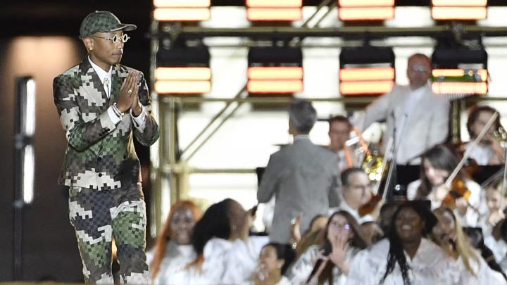 Troisième Image de Beauté/Mode. Le défilé Homme Printemps-Été 2024 a été accompagné d'une bande son conçue par Pharrell Williams. Le spectacle marquait les débuts du Directeur de la Création Homme et présentait une multitude de couleurs vives et de motifs captivants, mettant en valeur les symboles emblématiques de la Maison. Beyoncé s'est rendue à Paris le mardi 20 juin pour assister au très attendu premier défilé de Pharrell Williams pour Louis Vuitton, qui présentait sa collection printemps-été 2024. L'événement s'est déroulé sur le Pont Neuf, au cœur de Paris. Après une traversée en bateau sur la Seine, les invités ont pris place à quelques mètres du siège de la maison française. Au coucher du soleil, ils ont eu l'opportunité de découvrir les premières créations de Pharrell Williams, artiste pluridisciplinaire américain, pour la maison de maroquinerie française. Rihanna, également présente au premier rang avec son compagnon A$AP Rocky, avait déjà été mise en avant, et Pharrell Williams a une fois de plus créé un véritable moment de mode avec ce défilé spectaculaire. Beyoncé, qui était la vedette de la couverture du numéro d'avril 2023 de Vogue France, était également présente lors de cet événement.