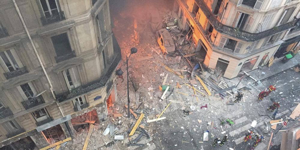 Deuxième Image de Faits Divers. D'après un bilan provisoire, 37 personnes ont été blessées lors de l'explosion qui s'est produite dans le Ve arrondissement de Paris. Parmi elles, quatre sont dans un état critique, selon les dernières informations publiées le jeudi 22 juin. Le ministre de l'Intérieur, Gérald Darmanin, a déclaré qu'il n'y avait eu aucune alerte préalable à cette explosion et que son origine était encore inconnue. La dernière personne recherchée a été retrouvée et identifiée à l'hôpital durant la nuit, comme l'a annoncé Emmanuel Grégoire, premier adjoint à la mairie de Paris. Les pompiers continuent de déblayer les décombres à la recherche d'éventuelles autres victimes. Sur les lieux, rue Saint-Jacques, dans le quartier de l'ancien hôpital militaire du Val-de-Grâce, environ 270 pompiers et 70 véhicules, dont un camion spécialisé dans le sauvetage et le déblaiement, ont été mobilisés. Des experts du Laboratoire central de la préfecture de police ont également été dépêchés. Selon des témoins et des riverains interrogés par l'AFP, une odeur de gaz a été ressentie et une "grosse explosion" a été entendue. Le parquet de Paris a ouvert une enquête pour "blessures involontaires par violation manifestement délibérée d'une obligation de prudence ou de sécurité". La procureure de la République de Paris, Laure Beccuau, a déclaré sur les lieux que les premiers éléments confirmaient que l'explosion était partie de l'immeuble. Les habitants affectés seront relogés, et une cellule d'accueil a été mise en place à la mairie du Ve arrondissement pour prendre en charge et informer les victimes et les habitants impactés. Les bailleurs sociaux ont été mobilisés, et la Ville de Paris s'occupera dès mardi soir de reloger tous les riverains et les victimes qui en auront besoin.