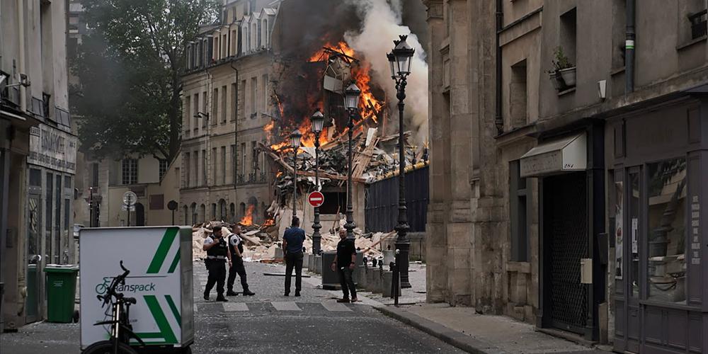 Troisième Image de Faits Divers. D'après un bilan provisoire, 37 personnes ont été blessées lors de l'explosion qui s'est produite dans le Ve arrondissement de Paris. Parmi elles, quatre sont dans un état critique, selon les dernières informations publiées le jeudi 22 juin. Le ministre de l'Intérieur, Gérald Darmanin, a déclaré qu'il n'y avait eu aucune alerte préalable à cette explosion et que son origine était encore inconnue. La dernière personne recherchée a été retrouvée et identifiée à l'hôpital durant la nuit, comme l'a annoncé Emmanuel Grégoire, premier adjoint à la mairie de Paris. Les pompiers continuent de déblayer les décombres à la recherche d'éventuelles autres victimes. Sur les lieux, rue Saint-Jacques, dans le quartier de l'ancien hôpital militaire du Val-de-Grâce, environ 270 pompiers et 70 véhicules, dont un camion spécialisé dans le sauvetage et le déblaiement, ont été mobilisés. Des experts du Laboratoire central de la préfecture de police ont également été dépêchés. Selon des témoins et des riverains interrogés par l'AFP, une odeur de gaz a été ressentie et une "grosse explosion" a été entendue. Le parquet de Paris a ouvert une enquête pour "blessures involontaires par violation manifestement délibérée d'une obligation de prudence ou de sécurité". La procureure de la République de Paris, Laure Beccuau, a déclaré sur les lieux que les premiers éléments confirmaient que l'explosion était partie de l'immeuble. Les habitants affectés seront relogés, et une cellule d'accueil a été mise en place à la mairie du Ve arrondissement pour prendre en charge et informer les victimes et les habitants impactés. Les bailleurs sociaux ont été mobilisés, et la Ville de Paris s'occupera dès mardi soir de reloger tous les riverains et les victimes qui en auront besoin.