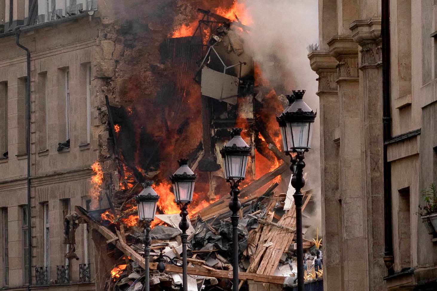 Quatrième Image de Faits Divers. D'après un bilan provisoire, 37 personnes ont été blessées lors de l'explosion qui s'est produite dans le Ve arrondissement de Paris. Parmi elles, quatre sont dans un état critique, selon les dernières informations publiées le jeudi 22 juin. Le ministre de l'Intérieur, Gérald Darmanin, a déclaré qu'il n'y avait eu aucune alerte préalable à cette explosion et que son origine était encore inconnue. La dernière personne recherchée a été retrouvée et identifiée à l'hôpital durant la nuit, comme l'a annoncé Emmanuel Grégoire, premier adjoint à la mairie de Paris. Les pompiers continuent de déblayer les décombres à la recherche d'éventuelles autres victimes. Sur les lieux, rue Saint-Jacques, dans le quartier de l'ancien hôpital militaire du Val-de-Grâce, environ 270 pompiers et 70 véhicules, dont un camion spécialisé dans le sauvetage et le déblaiement, ont été mobilisés. Des experts du Laboratoire central de la préfecture de police ont également été dépêchés. Selon des témoins et des riverains interrogés par l'AFP, une odeur de gaz a été ressentie et une "grosse explosion" a été entendue. Le parquet de Paris a ouvert une enquête pour "blessures involontaires par violation manifestement délibérée d'une obligation de prudence ou de sécurité". La procureure de la République de Paris, Laure Beccuau, a déclaré sur les lieux que les premiers éléments confirmaient que l'explosion était partie de l'immeuble. Les habitants affectés seront relogés, et une cellule d'accueil a été mise en place à la mairie du Ve arrondissement pour prendre en charge et informer les victimes et les habitants impactés. Les bailleurs sociaux ont été mobilisés, et la Ville de Paris s'occupera dès mardi soir de reloger tous les riverains et les victimes qui en auront besoin.