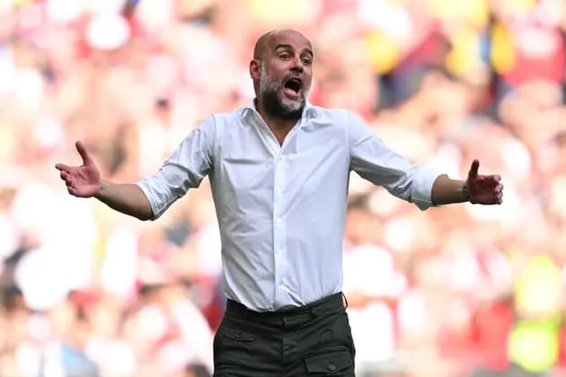 Image de Football. Lors du récent affrontement entre Manchester City et Arsenal pour le Community Shield, une controverse a éclaté en raison de la nouvelle règle de comptabilisation des temps additionnels en Angleterre. Manchester City, en route vers la victoire, a été contraint de se contenter d'un match nul après que le temps additionnel a été étiré jusqu'à la onzième minute. Pep Guardiola, l'entraîneur de Manchester City, s'est exprimé avec véhémence contre cette règle, la qualifiant d'ennuyeuse et critiquant l'absence de consultation des parties prenantes. Cette règle, inspirée de la dernière Coupe du monde, suscite donc des opinions mitigées. D'un côté, Guardiola exprime sa frustration face à des prolongations excessives qui, selon lui, dénaturent le rythme du jeu. De l'autre, Mikel Arteta d'Arsenal salue la mesure comme un moyen de garantir l'efficacité du jeu et d'éviter les manipulations du temps de jeu par les joueurs. Quelle est votre analyse du sujet ?