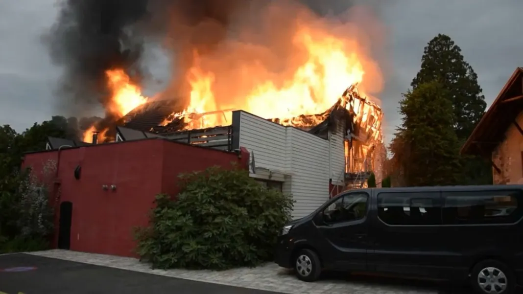 Image de Société. Un incendie dévastateur dans un gîte à Wintzenheim, en Alsace, a coûté la vie à onze personnes, dont un groupe d'adultes en situation de handicap et leurs accompagnants. L'établissement ne respectait apparemment pas les normes de sécurité requises pour accueillir du public. Les premières investigations révèlent que le bâtiment n'a pas été soumis à un examen de sécurité et des dispositifs tels que les portes coupe-feu et les alarmes incendie seraient absents. Le bâtiment disposait certes de détecteurs de fumée, mais ils n'étaient pas adaptés à la structure et à l'usage public. La rapidité avec laquelle l'incendie s'est propagé a rendu l'évacuation difficile et a piégé des personnes à l'intérieur. Cette situation rappelle d'autres tragédies liées à des incendies en France, dont le plus meurtrier remonte à plus de sept ans. Quelle est votre analyse de la situation ?