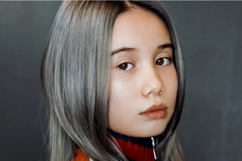 Image de Célébrités. On se rappelle encore que le compte Instagram de la jeune rappeuse Lil Tay avait annoncé la "mort soudaine" de la star, accompagnée de celle de son frère. Cependant, 24 heures après cette annonce, sa famille a indiqué qu'elle était bel et bien en vie et que son compte avait été piraté. Les dernières stories de l'adolescente avaient inquiété ses fans, mais elle a finalement expliqué que son compte avait été utilisé par une tierce personne. Connue pour ses vidéos controversées sur YouTube, Lil Tay a rapidement gagné en popularité malgré les critiques. Après avoir tenté de redorer son image dans l'émission "Good Morning America", elle avait affirmé sa passion pour le rap et partagé son admiration pour le rappeur XXXTentacion. Ce dernier avait été une "figure paternelle" pour elle. Quelle est votre analyse de la situation ?