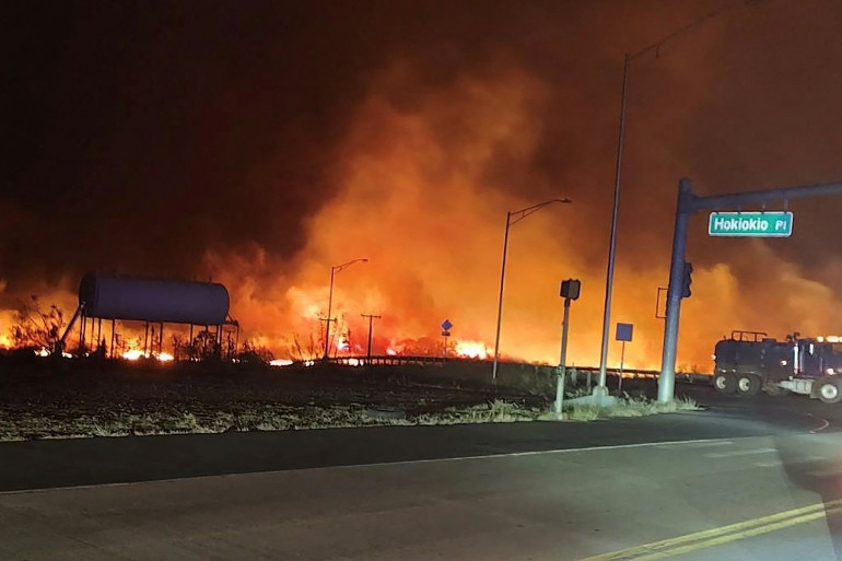 Image de Société. Les incendies qui ravagent l'île de Maui à Hawaii ont déjà fait 53 victimes, et le nombre pourrait encore augmenter les heures à venir. Alimentées par l'ouragan Dora dans l'océan Pacifique, les flammes ont pratiquement anéanti la station balnéaire de Lahaina, laissant près de 1700 bâtiments détruits et des milliers de personnes sans abri. Joe Biden a déclaré l'état de catastrophe pour permettre l'acheminement de l'aide fédérale. Le gouverneur Josh Green a qualifié la situation à Lahaina de "dévastation totale", avec environ 80 % de la ville réduits en cendres. Comment les régions côtières, en particulier les zones touristiques, peuvent-elles se protéger et s'adapter face à l'augmentation des risques liés au changement climatique ?