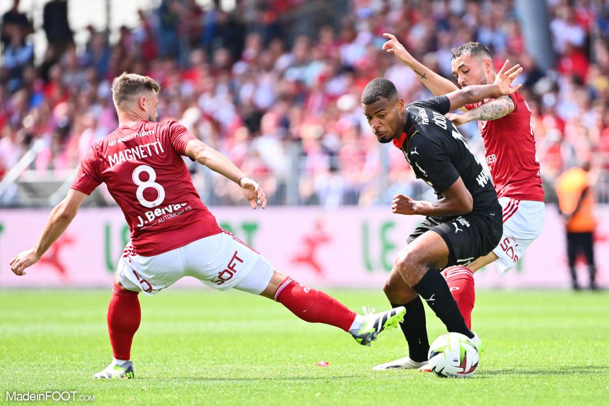 Image de Football. Le Stade Brestois a ouvert sa saison en Ligue 1 avec une victoire spectaculaire contre le RC Lens dans un match qui a connu des retournements de situation surprenants. Avec un début difficile où Brest était mené 2-0 après les buts de Sotoca et Machado, l'équipe a renversé la situation pour l'emporter 3-2. Les buts de Romain Del Castillo et Kenny Lala ont permis aux Brestois de revenir dans la partie et de s'imposer face à des Lensois qui ont terminé à dix après l'exclusion de Thomasson. Quelle est votre analyse du match ?