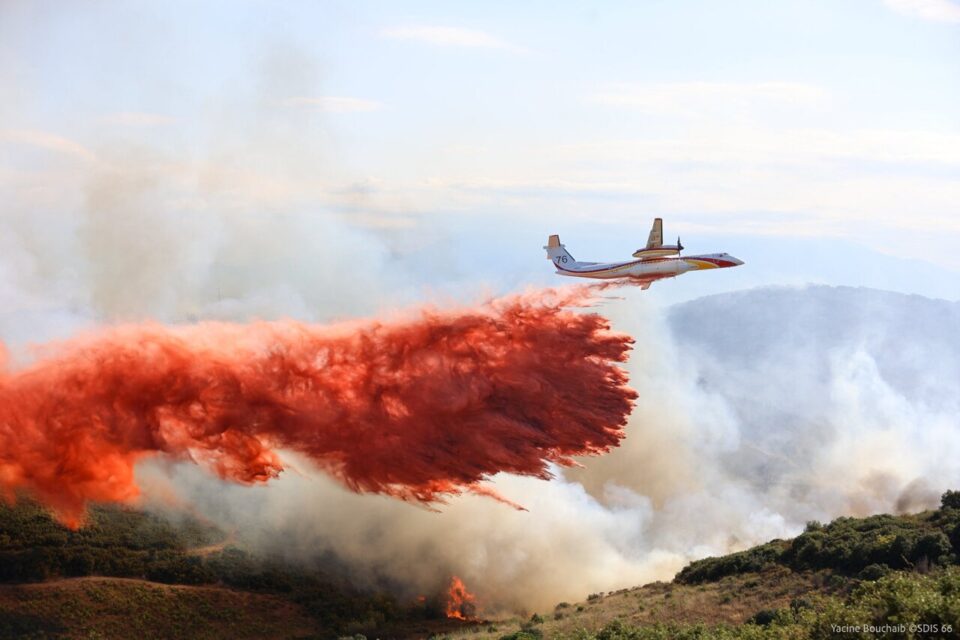 Image de Société. Un violent incendie a semé la panique dans les communes d'Argelès-sur-Mer, Saint-André et Sorède (Pyrénées-Orientales) et forçé l'évacuation de plus de 3 000 personnes, principalement des campeurs. Les pertes ont été lourde avec la destruction de plusieurs centaines d'hectares et de quelques maisons. Cependant, aucune victime majeure n'est à déplorer. Le feu a été maîtrisé après une lutte intense menée par plus de 600 pompiers mobilisés de divers départements, dont les Bouches-du-Rhône, l'Hérault, l'Aude et l'Occitanie. Comment les autorités peuvent-elles améliorer la préparation et la réponse aux incendies de grande ampleur ?