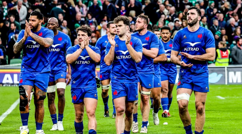 Image de Sport. Le XV de France fait face à un nouveau défi suite à la blessure de son pilier gauche Cyril Baille lors d'un match de préparation contre l'Écosse. En effet, cette blessure empêchera le bleu de participer au début de la Coupe du Monde car il pourrait être éloigné du terrain pendant cinq à six semaines. Le sélectionneur Fabien Galthié doit désormais jongler avec les options disponibles pour remplacer ce pilier expérimenté, qui compte 43 sélections. Parmi les choix possibles, Jean-Baptiste Gros et Reda Wardi se profilent en tête. Cependant, les deux suppléants ont moins d'expérience internationale que Baille, ce qui laisse des doutes quant à leur capacité à combler son absence. Outre ces deux options, le sélectionneur pourrait également considérer Dany Priso, bien qu'il ne fasse pas partie des 42 joueurs présélectionnés pour le moment. Priso, vainqueur de la Coupe d'Europe avec La Rochelle. Il pourrait apporter son expérience à la ligne des piliers. Comment Galthié résoudra-t-il ce casse-tête ?