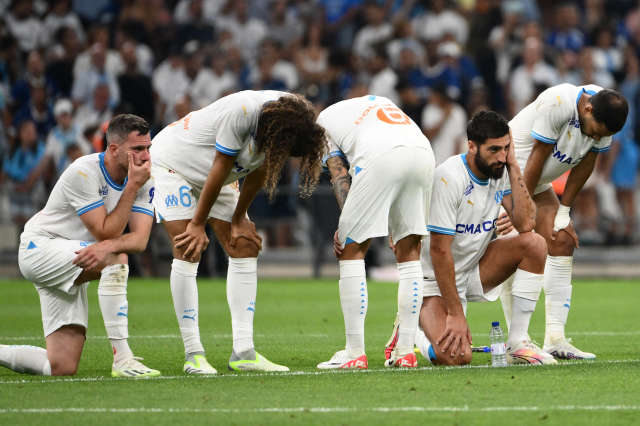 Image de Football. L'Olympique de Marseille a subi une lourde défaite mardi soir face au Panathinaïkos, ce qui met fin à leurs espoirs de Ligue des champions. En dépit du soutien de leurs supporters au stade Vélodrome, les joueurs de l'OM n'ont pas réussi à s'imposer. La déception est grande parmi les fans qui s'expriment avec amertume. Les réactions sur les réseaux oscillent entre colère, frustration et tristesse. Certains considèrent cette défaite comme un "très gros gâchis" et d'autres exprimant leur dégoût envers l'équipe pour ne pas avoir su préserver leur avantage. Quelle est votre analyse de la situation .