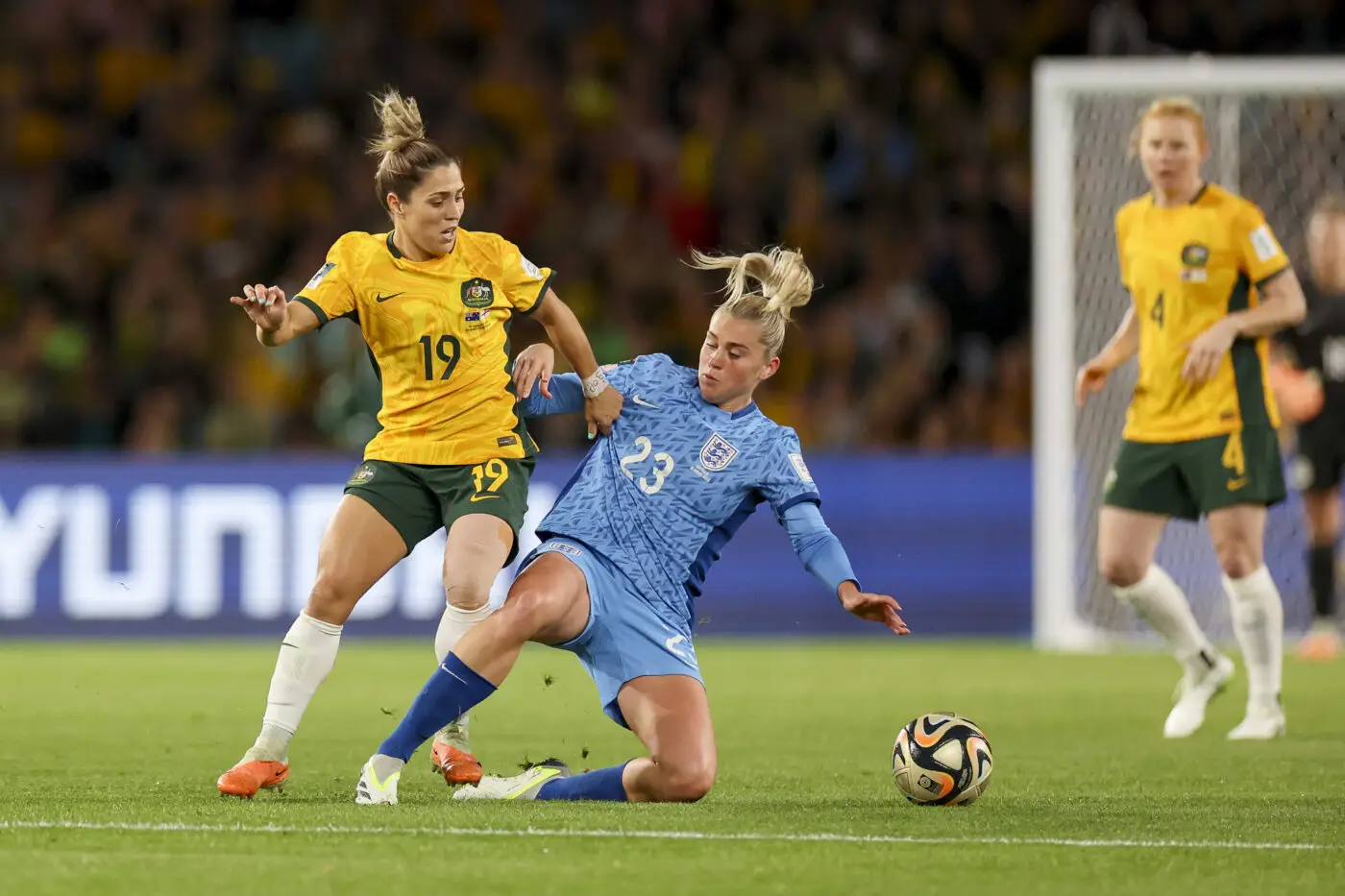 Image de Football. La demi-finale de la Coupe du Monde féminine entre l'Australie et l'Angleterre mercredi à Sydney a battu des records d'audience en Australie, avec près de la moitié de la population ayant regardé le match à un moment donné. Le pic de téléspectateurs a atteint 11,5 millions sur une population d'environ 25 millions, dépassant même les audiences de la finale de l'Open d'Australie de tennis et d'autres événements sportifs majeurs. Ce triomphe télévisuel démontre l'énorme popularité du football féminin et la façon dont les événements sportifs peuvent rassembler une nation. Que pensez-vous de ce record ?