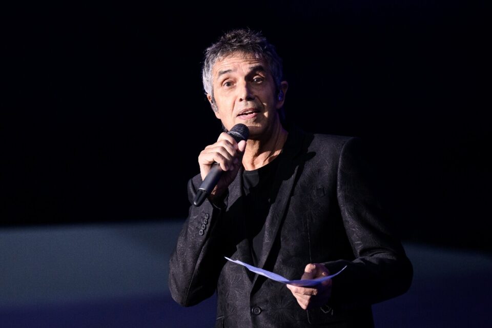 Image de Célébrités. Julien Clerc, le chanteur emblématique, a offert un concert émouvant à La Baule pour honorer la mémoire de son « petit frère » Gérard Leclerc, tragiquement décédé dans un crash d'avion. Vêtu de noir, Clerc a exprimé son amour à travers sa musique : « Je chante pour lui dire que je l’aime ». « Mon frère m'avait donné rendez-vous ici ce soir, le destin en a décidé autrement » a-t-il affirmé. Clerc, âgé de 75 ans a interprété ses plus grands succès ainsi que des reprises choisies avec soin pour rendre hommage à son frère. Que pensez-vous de ce vibrant hommage à Gérard Leclerc ?