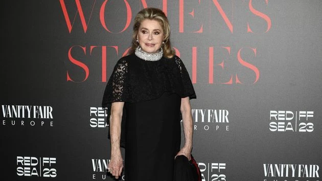 Image de Célébrités. La comédienne Catherine Deneuve brise le silence sur les accusations visant Gérard Depardieu. Elle affireme que l'utilisation rapide du terme "viol" dans la presse après une plainte la perturbe. Dans une interview pour le magazine Society, elle aborde les changements dans la façon dont les médias traitent de tels sujets, tout en soutenant les victimes et en reconnaissant l'importance du mouvement #MeToo. Elle exprime des réserves sur la simplification des accusations en un mot aussi lourd que "viol" et souligne l'importance de la rigueur dans la couverture médiatique. Que pensez-vous de son point de vue ?