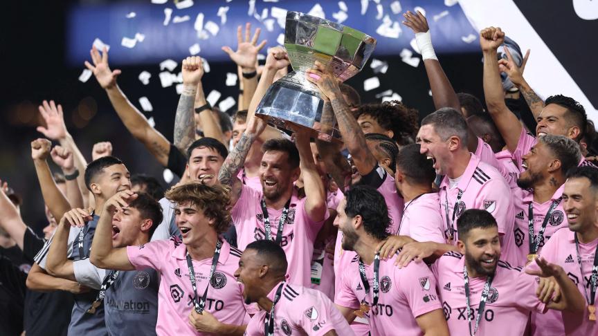 Image de Football. L'Inter Miami remporte la Leagues Cup 2023 en battant le Nashville SC aux tirs au but. Avec l'arrivée de Lionel Messi, l'équipe a connu une transformation remarquable malgré ses difficultés antérieures. Messi a su faire parler de lui avec un but à la 23e minute mais une égalisation de Nashville SC surviendra. Finalement les deux équipes se sont dirigées vers l'épreuve de tirs au but. Le gardien de but de l'Inter Miami, Drake Callender, est devenu le héros du match en arrêtant le tir décisif. Cette victoire marque le passage de l'Inter Miami d'un club en difficulté à un champion potentiel, grâce à l'impact de Messi. Par ailleurs, Messi a reçu les titres de meilleur joueur et meilleur buteur du tournois. Que pensez-vous de ce sacre de l'Inter Miami ?