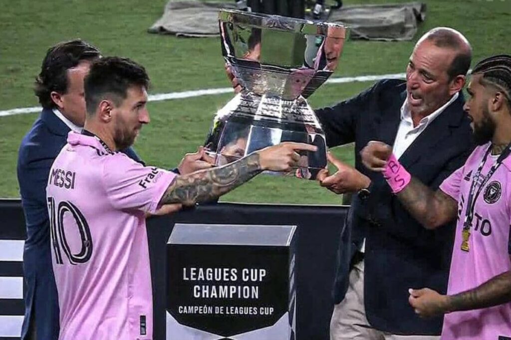 Deuxième Image de Football. L'Inter Miami remporte la Leagues Cup 2023 en battant le Nashville SC aux tirs au but. Avec l'arrivée de Lionel Messi, l'équipe a connu une transformation remarquable malgré ses difficultés antérieures. Messi a su faire parler de lui avec un but à la 23e minute mais une égalisation de Nashville SC surviendra. Finalement les deux équipes se sont dirigées vers l'épreuve de tirs au but. Le gardien de but de l'Inter Miami, Drake Callender, est devenu le héros du match en arrêtant le tir décisif. Cette victoire marque le passage de l'Inter Miami d'un club en difficulté à un champion potentiel, grâce à l'impact de Messi. Par ailleurs, Messi a reçu les titres de meilleur joueur et meilleur buteur du tournois. Que pensez-vous de ce sacre de l'Inter Miami ?