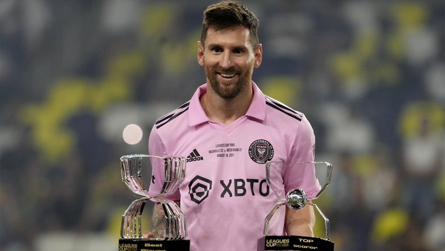 Troisième Image de Football. L'Inter Miami remporte la Leagues Cup 2023 en battant le Nashville SC aux tirs au but. Avec l'arrivée de Lionel Messi, l'équipe a connu une transformation remarquable malgré ses difficultés antérieures. Messi a su faire parler de lui avec un but à la 23e minute mais une égalisation de Nashville SC surviendra. Finalement les deux équipes se sont dirigées vers l'épreuve de tirs au but. Le gardien de but de l'Inter Miami, Drake Callender, est devenu le héros du match en arrêtant le tir décisif. Cette victoire marque le passage de l'Inter Miami d'un club en difficulté à un champion potentiel, grâce à l'impact de Messi. Par ailleurs, Messi a reçu les titres de meilleur joueur et meilleur buteur du tournois. Que pensez-vous de ce sacre de l'Inter Miami ?