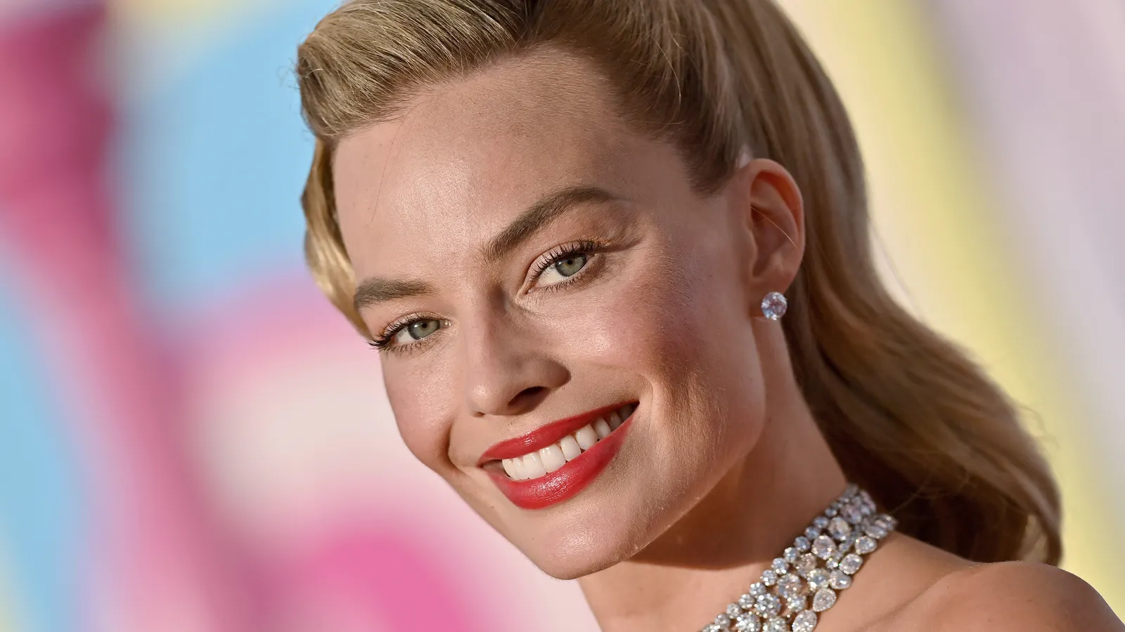 Image de TV/Films/Séries. Margot Robbie, aujourd'hui l'une des actrices les plus en vue d'Hollywood grâce au succès de "Barbie," a révélé avoir échoué au casting de la série à succès "American Horror Story" pour la saison 2, "Asylum." Le directeur de casting, Eric Dawson, a partagé que l'audition de Robbie était mémorable, même si elle n'a pas décroché le rôle. Margot Robbie a finalement connu un succès phénoménal, mais son parcours a été marqué par des moments de doute et de rejet. L'histoire de Margot Robbie pose la question de savoir combien d'autres talents prometteurs ont pu être négligés dans l'industrie cinématographique et télévisuelle en raison de décisions de casting similaires !