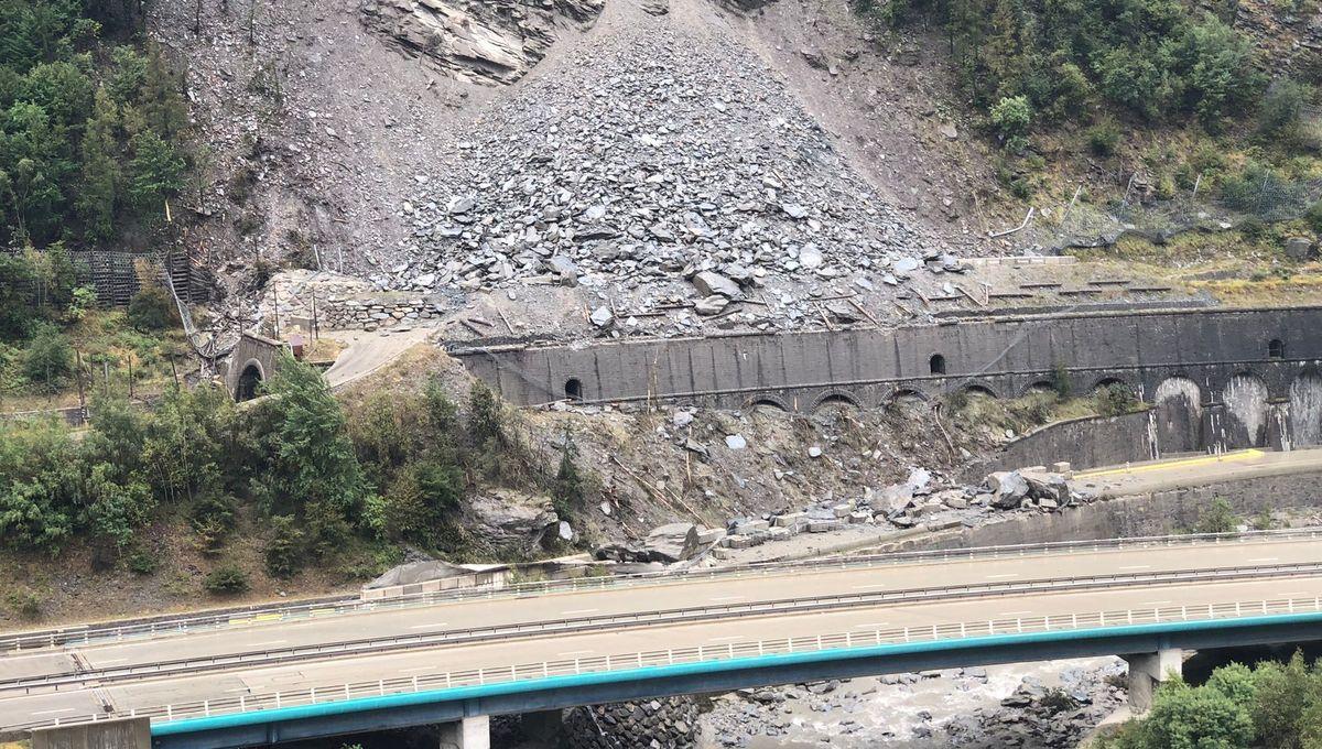 Image de Société. Un éboulement est survenu en Maurienne, en France, ce dimanche en fin de journée dans la commune du Freney, sans perte en vie humaine. La route départementale 1006 et l'autoroute A43 restent fermées. Quant aux trafic ferroviaire entre la France et l'Italie, il est suspendu jusqu'à jeudi au moins. Les responsables ont expliqué que des travaux de sécurisation avaient déjà été entrepris dans la région en 2018, ce qui a probablement contribué à minimiser les dégâts lors de l'éboulement. Mais les orages récents ont sans doute accéléré le mouvement des roches. La préfecture indique que des précautions étaient également en place, avec des capteurs et des géologues surveillant régulièrement la zone à risque. Quelles mesures peuvent être prises pour minimiser les perturbations dans les transports et la vie quotidienne en cas de catastrophe naturelle ?