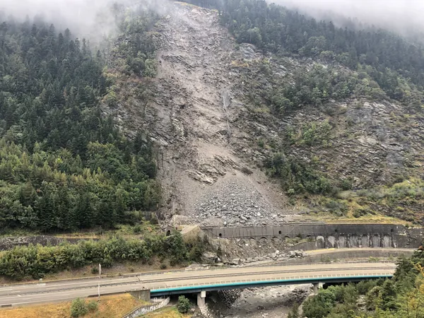 Deuxième Image de Société. Un éboulement est survenu en Maurienne, en France, ce dimanche en fin de journée dans la commune du Freney, sans perte en vie humaine. La route départementale 1006 et l'autoroute A43 restent fermées. Quant aux trafic ferroviaire entre la France et l'Italie, il est suspendu jusqu'à jeudi au moins. Les responsables ont expliqué que des travaux de sécurisation avaient déjà été entrepris dans la région en 2018, ce qui a probablement contribué à minimiser les dégâts lors de l'éboulement. Mais les orages récents ont sans doute accéléré le mouvement des roches. La préfecture indique que des précautions étaient également en place, avec des capteurs et des géologues surveillant régulièrement la zone à risque. Quelles mesures peuvent être prises pour minimiser les perturbations dans les transports et la vie quotidienne en cas de catastrophe naturelle ?