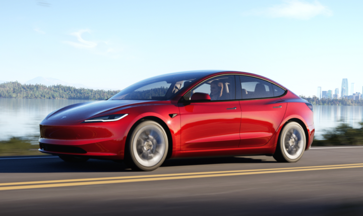 Image de Société. Tesla a enfin dévoilé la très attendue Tesla Model 3 Highland. Il s'agit d'une nouvelle version qui apporte plusieurs changements significatifs par rapport au modèle précédent. Le design de la Model 3 a été revu pour lui donner un aspect plus sportif avec des lignes plus nettes. Les phares LED arrière présentent une forme en C plus prononcée. La longueur totale de la voiture a légèrement augmenté, passant à 4,72 mètres, mais l'empattement reste le même à 2,88 mètres. Deux jeux de jantes, de 18 et 19 pouces, sont toujours disponibles. La Model 3 Highland présente une meilleure aérodynamique, avec un coefficient de traînée (Cx) réduit à 0,219, ce qui améliore l'insonorisation à l'intérieur. Deux nouvelles couleurs, Gris Stealth et Rouge Ultra, offrent des variations en fonction de la lumière et de l'angle de vue. L'intérieur a été entièrement repensé avec des matériaux haut de gamme, ce qui améliore l'expérience du conducteur. Un écran de 8 pouces pour les passagers arrière permet de contrôler la climatisation et les divertissements. La technologie n'a pas connu de changements majeurs, mais l'autonomie s'est améliorée. La Model 3 Highland offre une autonomie homologuée de 513 km à 554 km selon les options de jantes. Par ailleurs, la facture n'a pas beaucoup augmenté, avec un prix de départ de 42 990 € pour la version Propulsion et 50 990 € pour la Grande Autonomie. Que pensez-vous de ces modifications ?