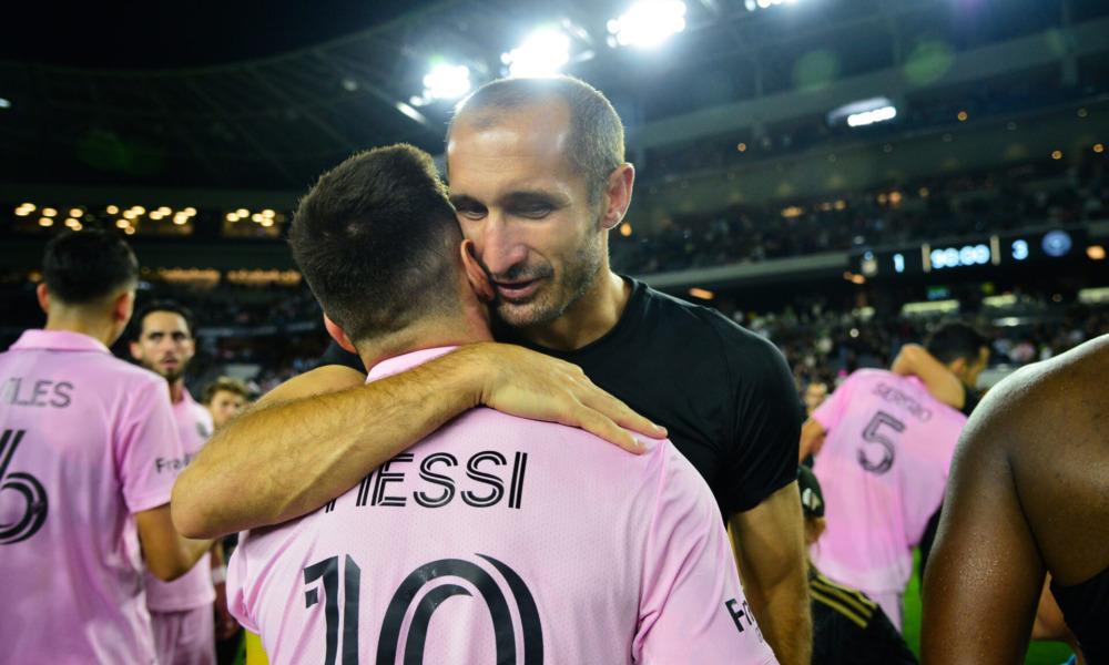 Image de Football. Giorgio Chiellini, le défenseur italien du LAFC, a fait une déclaration après avoir affronté l'Inter Miami de Lionel Messi en MLS. Il a qualifié l'équipe de Messi de la meilleure qu'il ait jamais rencontrée dans la ligue nord-américaine. L'Inter Miami a brillé lors du match, remportant une victoire convaincante de 3-1 contre le LAFC, une équipe contender pour les play-offs de la conférence Ouest. Chiellini a souligné l'impact de Messi, déclarant qu'il était "le meilleur joueur du monde" et que ses performances en MLS étaient impressionnantes, avec 11 buts et 5 passes décisives en 11 matchs. Pour lui, le succès de Messi à Miami ne se limite pas seulement au terrain, l'argentin a également attiré l'attention sur la MLS, amenant la ligue à un niveau supérieur en termes de notoriété. Que pensez-vous de cet hommage à la Pulga ?