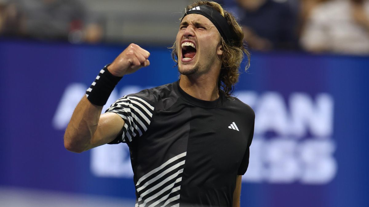 Image de Sport. La 8e de finale de l'US Open 2023 a offert aux amateurs de tennis une bataille épique entre Alexander Zverev et Jannik Sinner. Après 4 heures et 41 minutes de jeu acharné, Zverev a finalement remporté la victoire en cinq sets. Le match a été marqué par des conditions météorologiques difficiles, avec une chaleur intense et un taux d'humidité de 75%. À 26 ans, Zverev, déjà détenteur d'une médaille d'or olympique et de multiples titres, a qualifié cette victoire de l'un des meilleurs moments de sa carrière. Les deux joueurs ont livré un spectacle de haut niveau, avec un jeu varié, des coups gagnants impressionnants et des retournements de situation palpitants. Zverev, revenu sur les courts après une blessure en 2022, a également souligné l'importance du public new-yorkais dans sa victoire. Son retour au sommet du tennis est désormais indiscutable, mais il devra affronter Carlos Alcaraz lors du prochain match. Que pensez-vous de cette victoire de Zverev ?