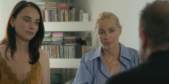 Image de Célébrités. Dans le documentaire "Un silence si bruyant" à diffuser sur M6 le 24 septembre, l'actrice Emmanuelle Béart accompagne trois femmes et un homme dans le récit de leurs tragiques expériences d'inceste au sein de leur propre famille. Emmanuelle Béart, elle-même victime d'inceste à un jeune âge, a joué un rôle crucial dans la réalisation de ce projet sur une période de trois ans, en collaboration avec la réalisatrice Anastasia Mikova. Le documentaire met en lumière les témoignages poignants de Norma, Pascale, Sarah et Joachim, qui ont tous survécu à des abus sexuels pendant leur enfance. Emmanuelle Béart ne dévoile pas l'identité de son agresseur, mais insiste sur le fait que ce n'était ni son père, le chanteur Guy Béart, ni sa mère. Son objectif principal est d'encourager d'autres victimes à briser le silence et à partager leurs propres histoires. Que pensez-vous de son combat ?