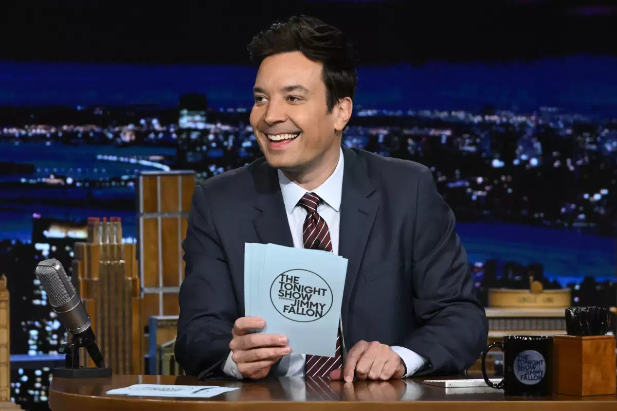 Image de Célébrités. Jimmy Fallon, vedette du "Tonight Show", est sous les feux de la critique après une enquête du magazine "Rolling Stone". Selon le reportage, seize employés actuels et anciens décrivent une ambiance de travail délétère. Malgré son image chaleureuse à l'écran, l'animateur serait source de stress constant pour son équipe, car il alterne jours agréables et épisodes d'humeur. Ainsi, le succès du show, pourtant parmi les plus regardés, cache un environnement où la peur est omniprésente et pousse certains à s'isoler dans ce qu'ils nomment les "salles des pleurs". Après la publication du magazine, Fallon a présenté ses excuses via Zoom et affirmé son engagement envers un environnement plus sain dans son cadre de travail. Quelles sont vos impressions ?