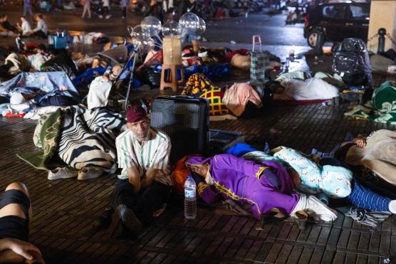 Deuxième Image de Société. Un séisme majeur de magnitude 7 a frappé le centre du Maroc cette nuit du vendredi 8 au samedi 9 septembre, avec un épicentre proche de Marrakech, dans la province d'Al-Haouz. La catastrophe a coûté la vie à 632 personnes, blessé 329 autres et a laissé 51 individus dans un état critique, selon les chiffres officiels. Marrakech, avec son emblématique place Djemaa El-Fna, n'a pas été épargnée : une section d'un minaret s'est effondrée, ce qui a blessé plusieurs personnes. Dans la panique et la peur des répliques, des centaines de personnes ont cherché refuge en plein air, dormant dans des places publiques. Face au catastrophe, l'élan de solidarité se manifeste de tous les côtés. En effet, à l'international, les messages de soutien et d'aide affluent. Le président français, Emmanuel Macron, a exprimé son soutien au Maroc tout comme d'autres leaders mondiaux. Plusieurs pays, dont Israël, l'Italie et l'Allemagne, ont proposé leur aide. Quelles sont vos impressions ?