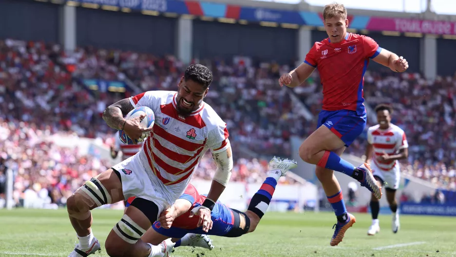 Image de Football. La coupe du monde démarre sur une note positive pour les Nippons. En effet, le Japon a dominé le Chili 42-12 ce dimanche en ouverture de leur Coupe du monde. Les Chiliens ont certes marqué leur tout premier essai en Coupe du monde dès la 6e minute, mais les Nippons ont rapidement pris les rênes en inscrivant trois essais avant la mi-temps. Le Chili est revenu avec en marquant un deuxième essai peu après la pause. Cependant, leur élan s'est essoufflé en deuxième moitié de match, ce qui les a rendu vulnérables face à la puissance offensive japonaise. Trois essais supplémentaires ont été marqués par le Japon, pour une victoire nette et cinq points dans le groupe D. Ils se préparent maintenant à affronter l'Angleterre à Nice dimanche prochain. Pensez-vous que Japon est prêt à défier les géants du rugby mondial comme l'Angleterre ?