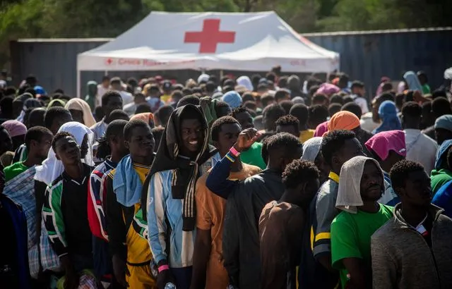 Image de Société. Située près des côtes tunisiennes, Lampedusa, une petite île italienne, est souvent décrite comme le poste avancé de l'Union Européenne face à la migration. Ces dernières 24 heures, elle a vu arriver environ 120 bateaux qui transportaient près de 7.000 migrants selon différentes sources. Une situation critique, lorsque l'on sait que le camp d'accueil de l'île a une capacité de seulement 400 personnes. Face à cette situation sans précédent, les autorités locales sont débordées. Le maire, Filippo Mannino, a décrété l’état d’urgence. Beaucoup de ces migrants, fuyant notamment les inondations en Libye, ont dû se contenter de lits de fortune. Le ministre italien des Affaires étrangères, Antonio Tajani, a assuré que des efforts seraient faits pour transférer certains migrants vers d'autres villes italiennes. De l'autre côté des Alpes, la France réagit aussi. Eric Ciotti, président des Républicains, appelle à un renforcement sans précédent de la frontière franco-italienne. Marion Maréchal du parti Reconquête prévoit également une visite sur l'île. Comment l'Europe doit-elle gérer cette situation critique en Méditerranée ?