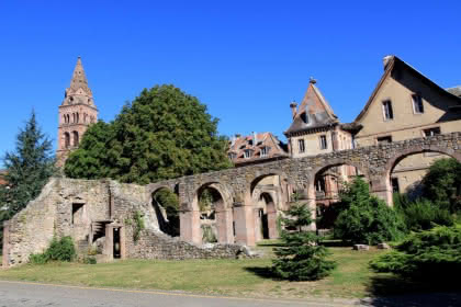 Image de Culture. La 40e édition des Journées européennes du patrimoine s'annonce riche en découvertes à travers l'Alsace, avec BFM Alsace qui propose des idées de sorties captivantes pour le week-end. À Strasbourg, le passé glacial refait surface avec les visites de l'ancienne usine de glaces, un voyage dans le temps jusqu'en 1990 qui offre une vue pittoresque sur les canaux de la petite France. L'emblématique château du Haut-Koenigsbourg offre, quant à lui, une vue panoramique à couper le souffle. Les gourmands pourront savourer la culture du fromage à Munster, avec une immersion nocturne dans l'univers du fromage régional. Enfin, à Mulhouse, le monde miniature prend vie avec le salon du modélisme, une aventure Playmobil fascinante doublée d'une visite au musée ferroviaire d'Europe. Que pensez-vous de ces idées de visite ?