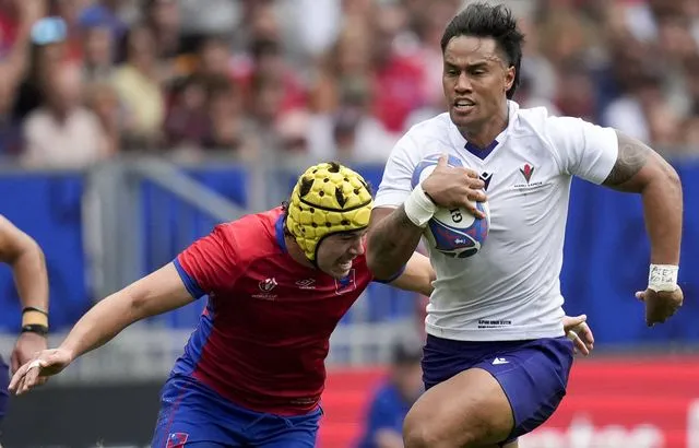 Image de Sport. Les Samoa se sont brillamment illustrées lors de leur première apparition à la Coupe du Monde 2023, en renversant le Chili avec un score de 43-10. La rencontre, qui s'est déroulée à Bordeaux, a été marquée par une première mi-temps durant laquelle les Chiliens ont brièvement brillé, notamment grâce à la ruse de Rodrigo Fernandez et à l'essai de Matias Dittus. Toutefois, leur manque d'expérience et leur indiscipline se sont révélés coûteux. Christian Leali’ifano, côté samoan, s'est démarqué avec ses 16 points. La seconde mi-temps a mis en évidence l'ambition samoane, où leur puissance et leur stratégie ont finalement dominé le Chili. En récoltant un bonus offensif, les Samoa consolident leurs espoirs pour les phases suivantes, alors que le Chili, malgré ses défaites, peut se vanter d'avoir marqué les esprits lors de cette compétition. Que pensez-vous de cette rencontre ?