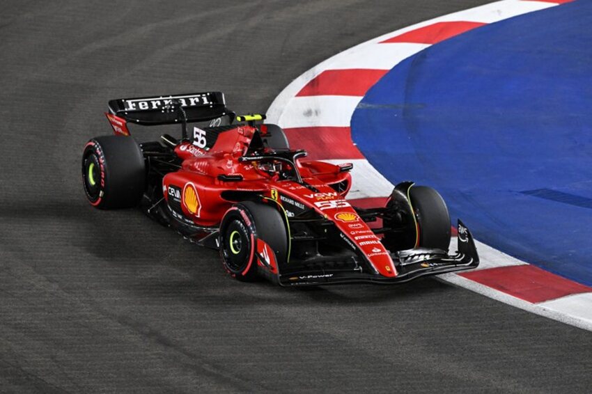 Image de Sport. Au Grand Prix de F1 de Singapour, ce samedi 16 septembre 2023, les spectateurs ont été témoins d'événements inattendus. Carlos Sainz Jr, de Ferrari, a brillamment décroché la pole position, avec George Russell (Mercedes) et Charles Leclerc (Ferrari) le suivant sur le podium des qualifications. Cette saison, le circuit urbain de Singapour a subi des modifications et a vu une réduction de sa longueur. Lors des essais libres, les Ferrari ont montré leur dominance. Cependant, l'histoire du jour concernait Max Verstappen et Red Bull. Verstappen a fini 11e, a été éliminé en Q2, tout comme son coéquipier Sergio Pérez. De plus, Verstappen est actuellement sous investigation pour avoir possiblement interféré avec d'autres pilotes. En outre, la Q2 a été marquée par un accident qui impliquait Lance Stroll d'Aston Martin. Selon vous, comment sera la course principale ?