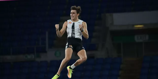 Image de Sport. Le prodige de l'athlétisme, Armand Duplantis, a une fois de plus réécrit l'histoire en sautant à 6,23 mètres. Il établit grâce à ce saut un nouveau record mondial à Eugene, aux États-Unis. Ce n'est pas la première fois que "Mondo", comme on le surnomme, bat son propre record. Son lien avec Eugene est particulier, puisqu'il y a remporté son premier championnat du monde en plein air en 2021. Il faut aussi rappelé que sa montée fulgurante a débuté avec un titre européen en 2018 à Berlin. Toujours coaché par ses parents, Duplantis continue d'enthousiasmer les fans et d'améliorer son record progressivement. À quel point ce jeune phénomène peut-il encore repousser les limites de son sport ?