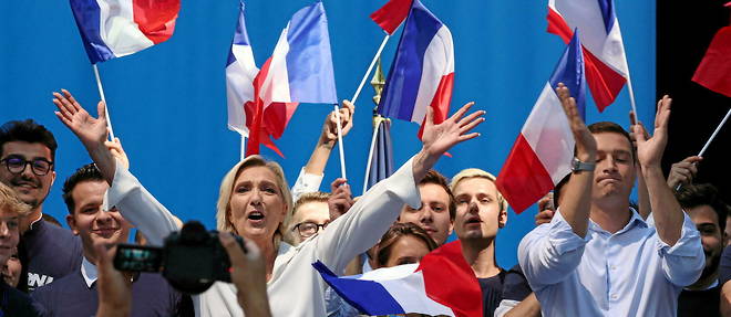 Image de Politique. Dans une récente apparition télévisée sur TF1, Marine Le Pen, ancienne présidente du Rassemblement national (RN), s'est présentée comme "la candidate naturelle" pour les élections présidentielles de 2027. Elle balaie ainsi les spéculations sur son possible retrait en faveur de Jordan Bardella, le nouveau président du RN. Certes, Marine Le Pen a eu précédemment à utiliser un langage évasif concernant ses ambitions présidentielles, mais cette déclaration semble solidifier son désir de briguer à nouveau la magistrature suprême, malgré trois tentatives non couronnées de succès. Un autre point notable de son intervention est la clarification des rôles potentiels en cas de victoire du RN en 2027. En effet, suite à une rumeur suggérant que Bardella pourrait être nommé Premier ministre si Le Pen remportait la présidence, cette dernière a explicitement approuvé cette idée lors d'une interview. Quelle analyse faites-vous des propos de Marine Le Pen ?