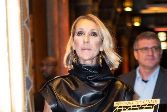 Image de Célébrités. L'icône de la musique mondiale Céline Dion souffre actuellement de la maladie neurologique dénommée Stiff-person syndrome. Cette affection se manifeste par des spasmes musculaires intenses. La diva a choisi de gérer ce défi loin du feu des projecteurs en privilégiant une approche discrète et en évitant de s'étendre publiquement sur l'évolution de son état de santé. D'après Jacques Dion, son frère, l'artiste attend de connaître les pronostics définitifs pour révéler des détails. Actuellement, elle reçoit des soins spécialisés dans son vaste domicile situé à Las Vegas, dans le désert du Nevada. Trois praticiens - un kinésithérapeute, un ostéopathe et un acupuncteur - la prennent régulièrement en charge chez elle. Avant cette retraite, Céline avait été soignée dans des institutions renommées comme la Mayo Clinic, reconnue mondialement pour son excellence. Que pensez-vous de son choix ?