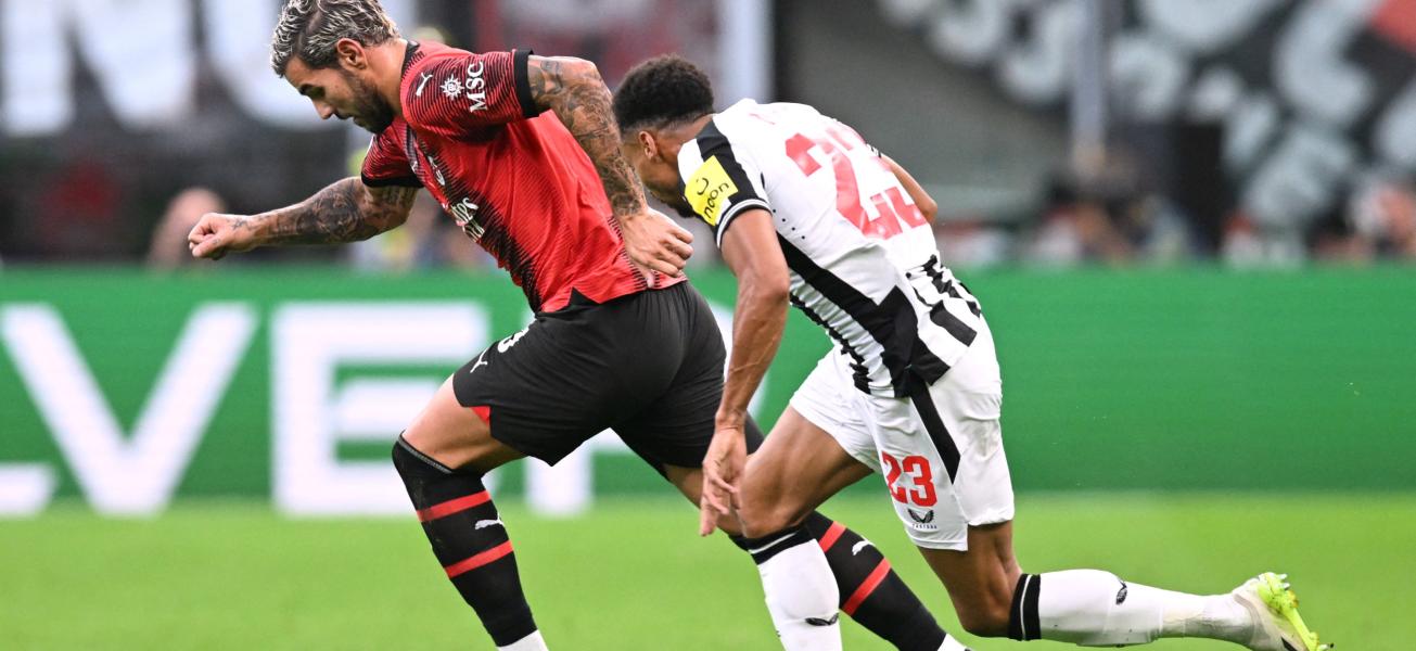 Image de Football. Au cours de cette première journée de la Ligue des champions, l'AC Milan et Newcastle, se sont quittés sur le score nul et vierge de 0-0. Les Rossoneri, toujours marqués par leur défaite cinglante face à l'Inter Milan, ont cependant montré une domination certaine, avec notamment 8 tirs cadrés de Giroud, Chukwueze et Leão. Mais la défense anglaise a tenu bon. Mike Maignan, le gardien milanais est sortie sur blessure de à la 80e minute, après un problème musculaire. Au sein d'un groupe redoutable comprenant aussi le PSG et Dortmund, ce match nul pourrait avoir des répercussions pour Milan. Quelles sont vos impressions par rapport à ce match ?