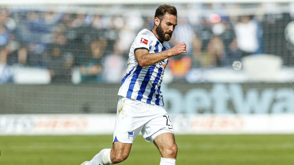 Image de Football. Titre : "Lucas Tousart : Un Début Explosif à Bernabéu" Le milieu de terrain français Lucas Tousart, désormais à l'Union Berlin après un passage à l'Olympique Lyonnais, a marqué son retour en Ligue des Champions d'une manière mémorable. Affrontant le Real Madrid sur son propre terrain, Tousart a écopé d'un carton jaune à peine 40 secondes après le coup d'envoi en commettant une faute sur Luka Modric. Il a également inscrit son nom dans l'histoire du Bernabéu en devenant le joueur le plus rapidement averti de l'histoire de la Ligue des Champions à Madrid. Le précédent record, détenu depuis 1998 par Carsten Ramelow, a été battu après 124 secondes de jeu. Que pensez-vous de ces records de Lucas Tousart ?