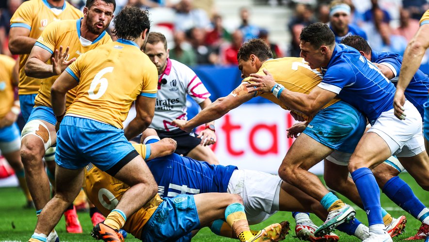 Image de Sport. L'équipe nationale de rugby d'Italie, après avoir été surprise par l'Uruguay en première mi-temps à Nice, a réussi à retourner la situation en sa faveur avant la fin du match. Les Uruguayens, qui ont démarrant fort, ont réussi à prendre de l'avance grâce à un essai de pénalité et un autre essai, menant 14-7. Cependant, post-pause, avec l'Uruguay affaibli par l'absence de leur capitaine Vilaseca, la Squadra Azzurra a marqué trois essais consécutifs pour sceller le match à 26-17. Cette victoire capitale positionne l'Italie en tête du Groupe A, juste avant le prochain affrontement anticipé contre la France. Quelles sont vos impressions par rapport à cette rencontre ?