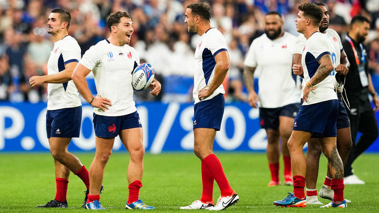 Image de Sport. Après une performance mitigée face à l'Uruguay, l'équipe de France de rugby est déterminée à montrer une meilleure image lors de son affrontement avec la Namibie au stade Vélodrome. Avant ce grand événement et l'accueil du Pape François le lendemain, les attentes sont élevées pour les Bleus. La pression est d'autant plus forte que leur début de tournoi a été prometteur. Thibaud Flament, l'un des joueurs, souligne l'importance de livrer une performance "propre". Le retour de certains joueurs majeurs, comme Charles Ollivon, ajoute un espoir supplémentaire. Ces derniers comptent offrir une victoire et du spectacle à leurs supporters. Selon vous, quelles sont les chances de la France face à la Namibie ?