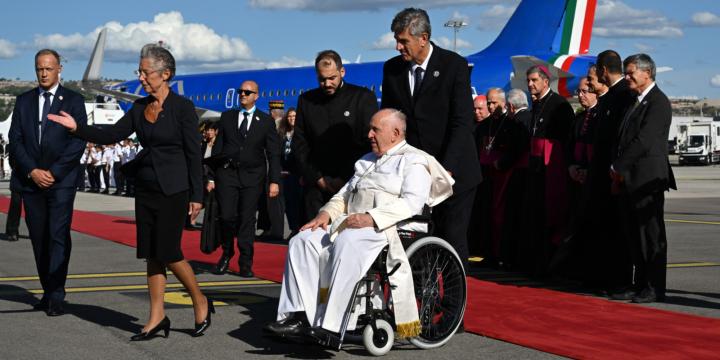 Image de Société. Le souverain pontife, le pape François, a atterri ce vendredi à Marseille pour une visite de deux jours. Accueilli par la Première ministre, Elisabeth Borne, à l'aéroport Marseille-Provence, sa venue s'est rapidement tournée vers la basilique Notre-Dame de la Garde. Il est là pour honorer la mémoire des migrants naufragés, avec une prière spéciale et un hommage prévu. Au programme de sa visite, le pape clôturera les Rencontres Méditerranéennes et aura un rendez-vous avec le président Emmanuel Macron. La cerise sur le gâteau de cette visite ? Une grande messe au stade Vélodrome, rassemblant près de 60.000 fidèles. La présence du pape dans la ville phocéenne n'est pas simplement un événement religieux, mais aussi politique et social, avec un accent particulier sur les questions migratoires en Méditerranée. Quel impact la venue du pape aura-t-elle sur les politiques migratoires de la région et de l'Europe ?