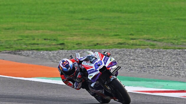 Image de Sport. Jorge Martin, coureur de Ducati-Pramac, s'est imposé lors de la course sprint du Grand Prix d'Inde ce 23 septembre. Partant en deuxième position, Martin a rapidement pris la tête après un accrochage impliquant Marco Bezzecchi. Ce dernier, a quand-même réussi à réaliser une remontée spectaculaire pour finir cinquième. Martin, quant à lui, a mené confortablement la course avec une avance significative dès les premiers tours. Il est suivi de près par Francesco Bagnaia et Marc Márquez, tandis que Fabio Quartararo, le pilote français, se classe sixième après avoir brièvement occupé la cinquième place. Quelles sont vos impressions ?