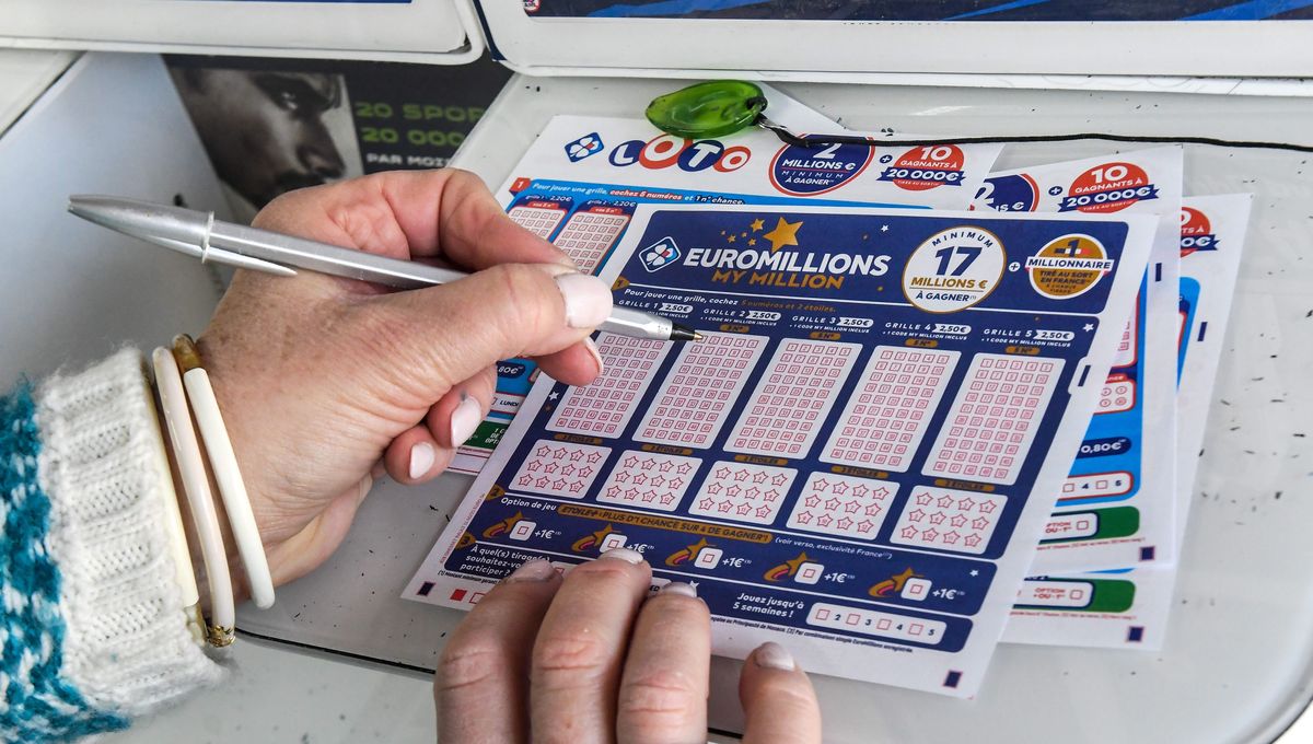 Image de Société. Un heureux joueur français a décroché le jackpot de 130 millions d'euros lors du tirage de l'Euromillions le vendredi 29 septembre 2023. Ce gain substantiel est l'un des plus importants de l'année dans cette loterie européenne. Le gagnant a sélectionné les numéros chanceux 9, 11, 13, 21 et 32, ainsi que les étoiles 2 et 7. Il dispose maintenant de 60 jours pour réclamer son prix, bien que la région où le billet a été acheté reste inconnue pour le moment. Ce succès marque la deuxième victoire française à l'Euromillions en septembre, avec une Bretonne remportant plus de 109 millions d'euros en début de mois. Le record du plus gros jackpot de l'histoire de l'Euromillions en France remonte au 15 octobre 2021, avec un montant de 220 millions d'euros décroché en Polynésie française par une joueuse débutante. Quelles sont vos impressions ?