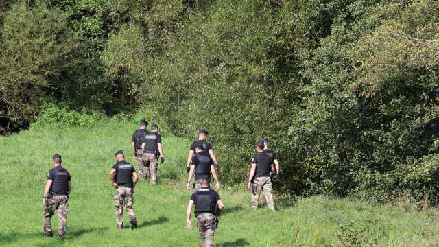 Image de Société. Une semaine après la mystérieuse disparition de Lina, une adolescente de 15 ans dans le Bas-Rhin, l'enquête en cours prend une autre tournure. Les procureurs de Strasbourg et de Saverne ont annoncé l'ouverture d'une information judiciaire pour "enlèvement ou séquestration de plus de 7 jours". Le parquet de Saverne cède l'affaire à Strasbourg, qui désormais supervise les investigations menées par deux juges d'instruction. Pour rappel Lina a disparu le 23 septembre alors qu'elle se rendait à pied à la gare de Saint-Blaise-la-Roche pour rejoindre son petit ami à Strasbourg. Deux témoins l'ont vue pour la dernière fois vers 11h15, mais son téléphone a cessé de signaler quelques minutes plus tard. Malgré des recherches intensives, aucune trace de la jeune fille n'a été retrouvée. Qui pourrait être derrière cette mystérieuse disparition ?