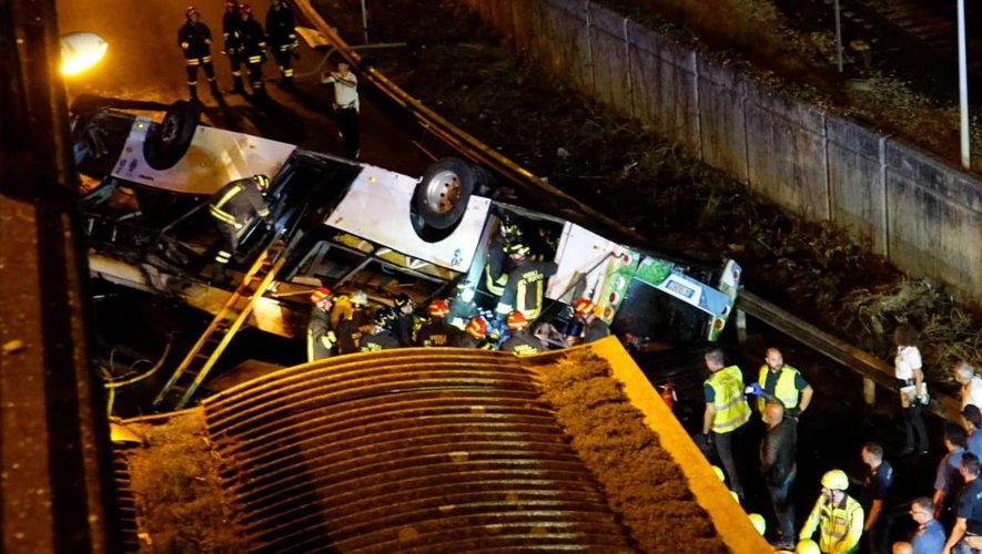 Image de Société. Un bus transportant des touristes à Venise est tombé d'un pont ce 3 octobre 2023, faisant au moins 21 morts et 15 blessés. Les victimes comprennent des personnes de plusieurs nationalités. L'accident s'est produit alors que le bus reliait le centre de Venise à un camping. La cause exacte est incertaine, mais un malaise du chauffeur est suggéré. Le bus, alimenté au méthane, a rapidement pris feu suite à sa chute. Les enquêtes sont en cours pour mieux comprendre les circonstances du drame.. Quelles mesures de sécurité pourraient être mises en place pour éviter de tels accidents à l'avenir?