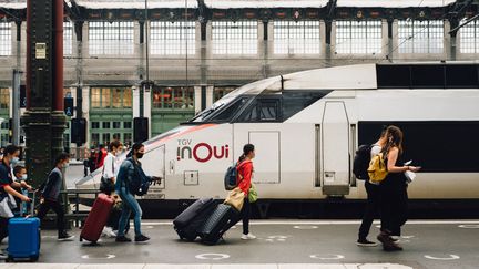 Image de Société. La SNCF a lancé une vente de billets à prix réduit pour les vacances de Noël, ce qui a entraîné une saturation de son site et de son application en raison de la forte demande. La compagnie a connu une augmentation de 230% des connexions par rapport à l'année précédente. Les billets achetés immédiatement après leur mise en vente offraient en moyenne une réduction de 50%. Toutefois, quelques heures seulement après le début de la vente, certains trains étaient déjà complets. Face à cette affluence, est-il encore possible de bénéficier de tarifs avantageux pour les vacances ?