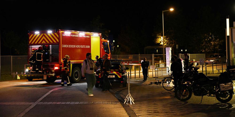 Image de Société. Un incendie, d'origine encore inconnue, s'est déclenché mardi soir dans l'amphithéâtre Blondeau du campus d'HEC dans les Yvelines. Bien qu'il n'y ait pas eu de victimes, l'infrastructure a subi des dégâts importants. Suite à cet événement, environ 2 500 étudiants devront suivre leurs cours en ligne les 5 et 6 octobre. La célèbre école de commerce HEC, établie à Jouy-en-Josas depuis 1964, compte 4 500 étudiants et 8 000 professionnels en formation continue. Comment l'institution compte-t-elle gérer la situation à long terme suite à cet incident?