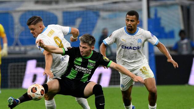 Image de Football. Lors de la 2e journée de Ligue Europa, l'OM a fait match nul 2-2 contre Brighton au Vélodrome. Malgré une avance de deux buts à la mi-temps grâce à Mbemba et Veretout, les Phocéens, sous la direction de Gennaro Gattuso pour la première fois au Vélodrome, n'ont pu maintenir leur avance. Brighton a intensifié son jeu en seconde période, avec des buts de Pascal Gross et un penalty de Joao Pedro, nivelant le score. Avec ce résultat, l'OM reste deuxième de son groupe, à deux points du leader, l'AEK Athènes. L'équipe marseillaise n'a pas remporté de match depuis six rencontres. Comment l'OM peut-il retrouver sa dynamique et renouer avec la victoire dans les prochains matchs?