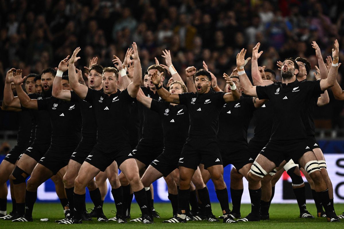 Image de Sport. La Nouvelle-Zélande a impressionné avec une victoire dominante de 73-0 sur l'Uruguay au Parc OL de Décines. Bien que l'Uruguay ait résisté en première période, les All Blacks ont finalement pris le dessus, en marquant onze essais. Cette victoire éclatante a assuré la qualification de la Nouvelle-Zélande pour les quarts de finale. L'Uruguay, malgré cette lourde défaite, a montré sa valeur pendant la Coupe du monde de rugby, en posant des problèmes aux Bleus et en menant contre l'Italie à la mi-temps. Quel adversaire pourrait réellement mettre à l'épreuve les All Blacks dans cette Coupe du monde?