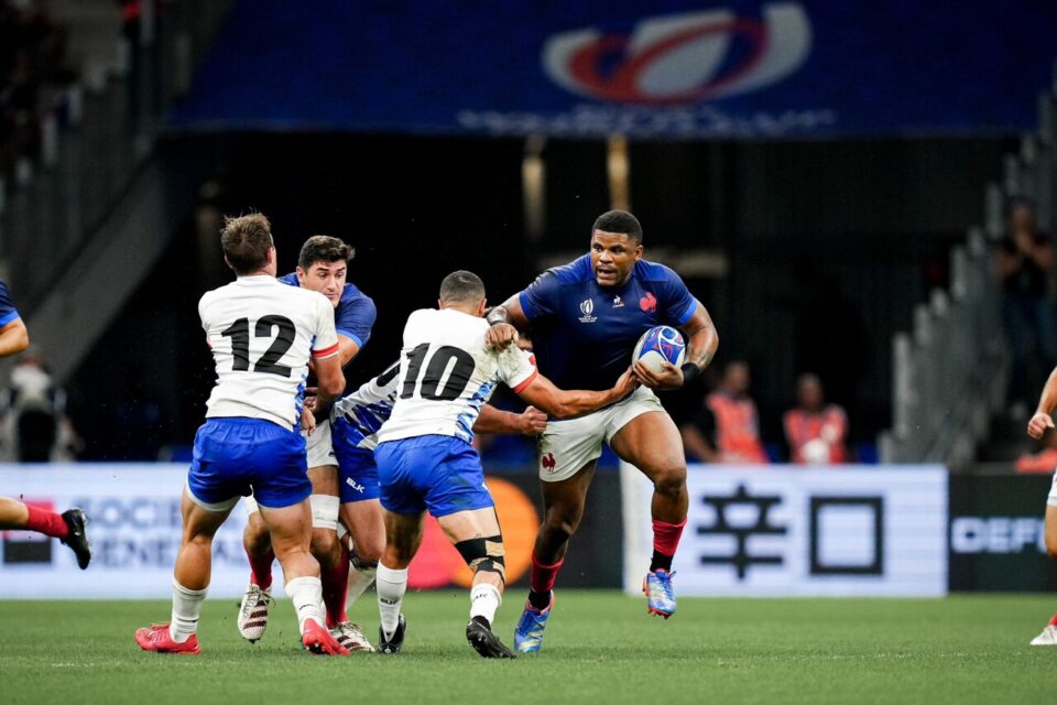 Image de Sport. Ce vendredi 6 octobre 2023, le XV de France rencontrera l'Italie au Groupama Stadium de Décines pour leur dernier match de poule de la Coupe du monde de rugby. L'enjeu est grand : la France, actuellement en tête de son groupe, doit gagner pour se qualifier pour les quarts de finale. Les transports publics ont mis en place des mesures spéciales pour faciliter l'accès au stade, où le match affiche complet. Ceux qui n'ont pas obtenu de billets pourront suivre la rencontre à la télévision ou dans des bars locaux. La composition du XV de France a été annoncée, avec quelques changements notables, notamment l'absence du capitaine Antoine Dupont. Des personnalités, françaises et italiennes, sont attendues pour assister au match. Quel impact ces changements de composition auront-ils sur la performance de l'équipe française lors de ce match crucial?